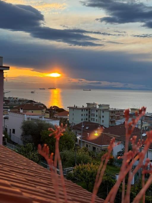 Mansarda Vista Mare A Zinola Apartment Savona Exterior photo